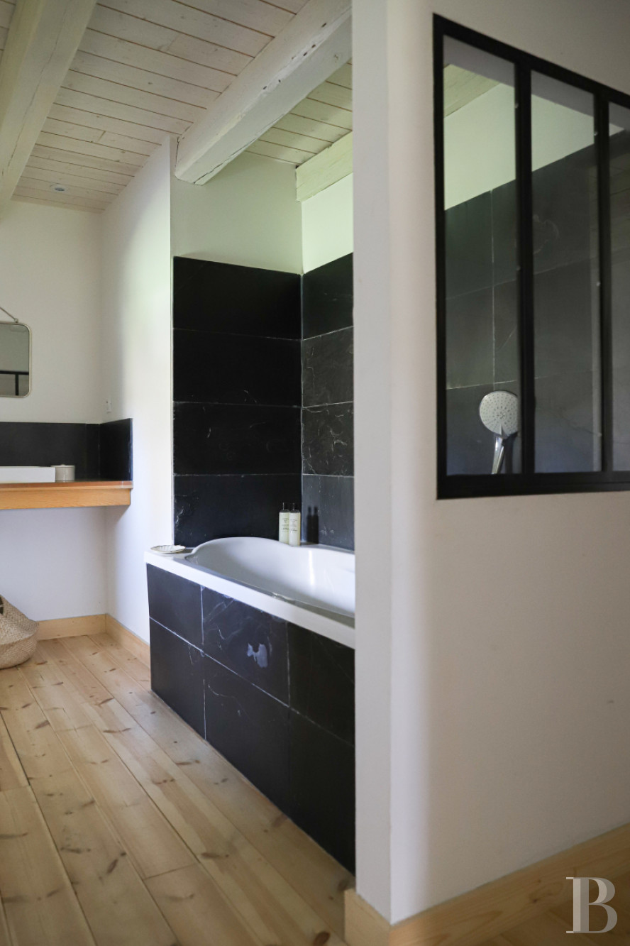 An old farm and dovecote in Lozère, at the entrance to the Aubrac plateau - photo  n°19